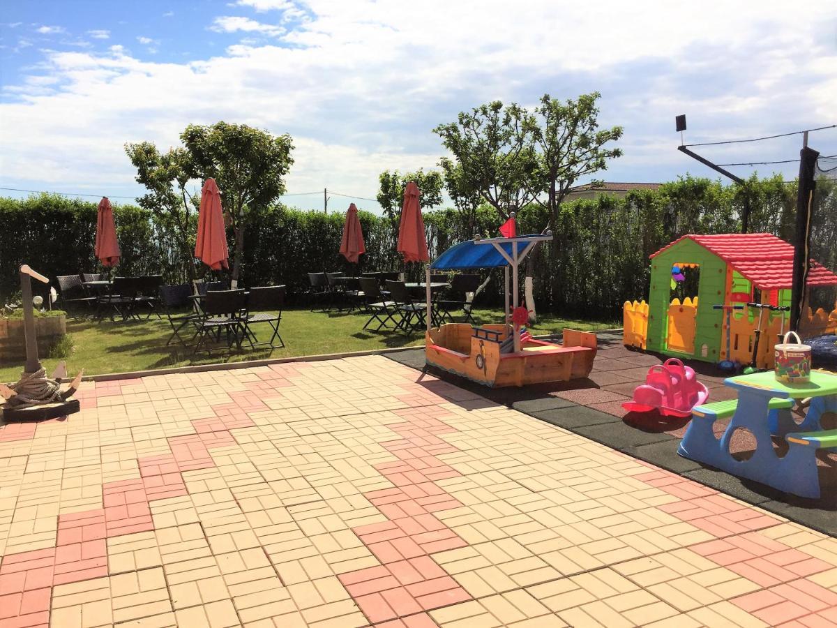 Casa Eden Hotel Костинещи Екстериор снимка