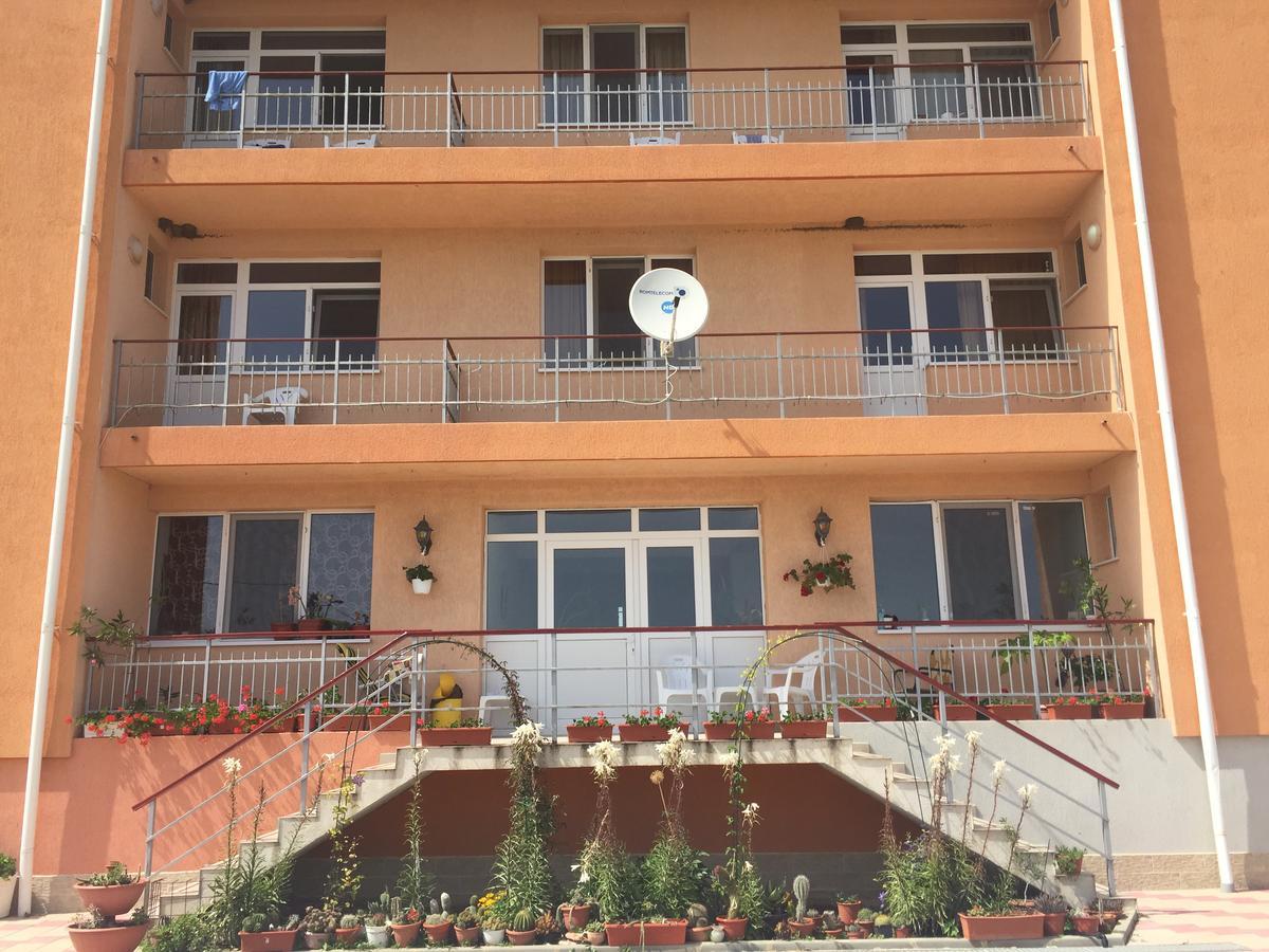 Casa Eden Hotel Костинещи Екстериор снимка